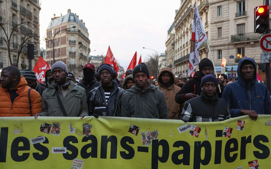 Pourquoi la France a besoin des sans-papiers mais refuse de les régulariser ?