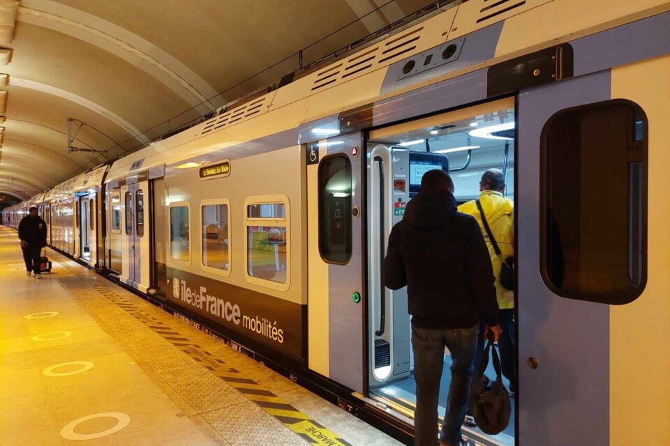 Train en panne sur le RER E : le trafic en partie interrompu entre Paris et Nanterre, annonce la SNCF