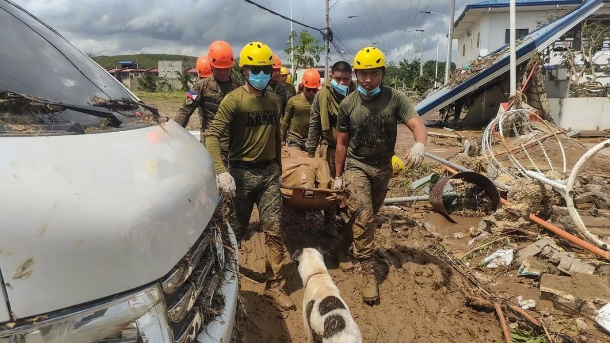 Après avoir fait plus de 140 morts aux Philippines, le typhon Kalmaegi se dirige vers le Vietnam