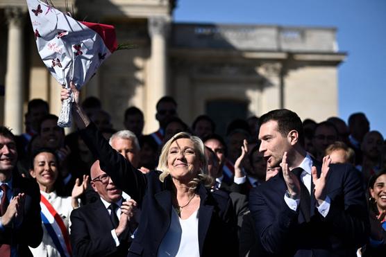 En images : le RN se mobilise en soutien à Marine Le Pen condamnée, « tu voles, tu paies » répond Gabriel Attal