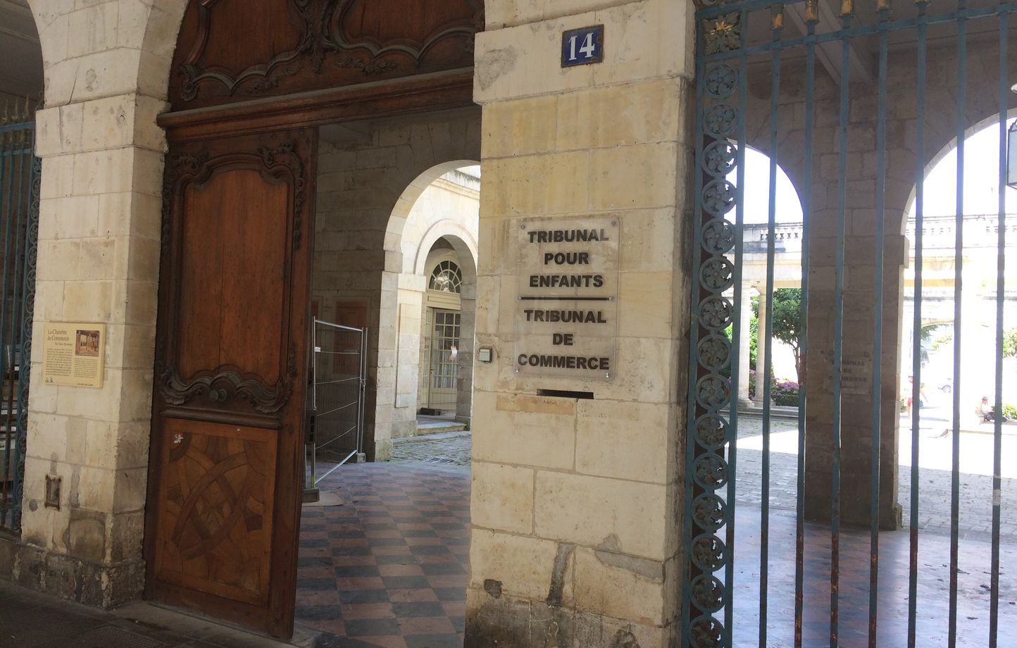 Isère : A son procès, Valentin, 17 ans, « assume l’horreur d’avoir tué ses parents »