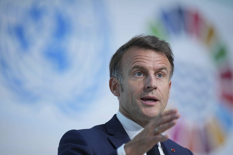 Les réseaux sociaux seront interdits aux moins de 15 ans dans «quelques mois», prévient Emmanuel Macron