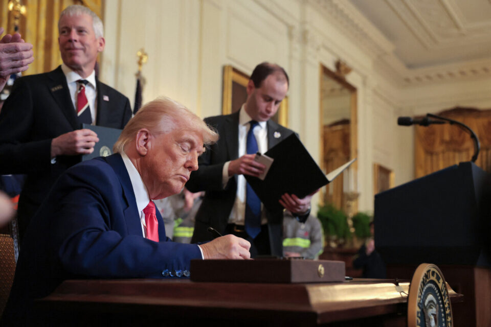 Donald Trump annonce une pause de 90 jours sur les surtaxes douanières "réciproques" (sauf pour la Chine)