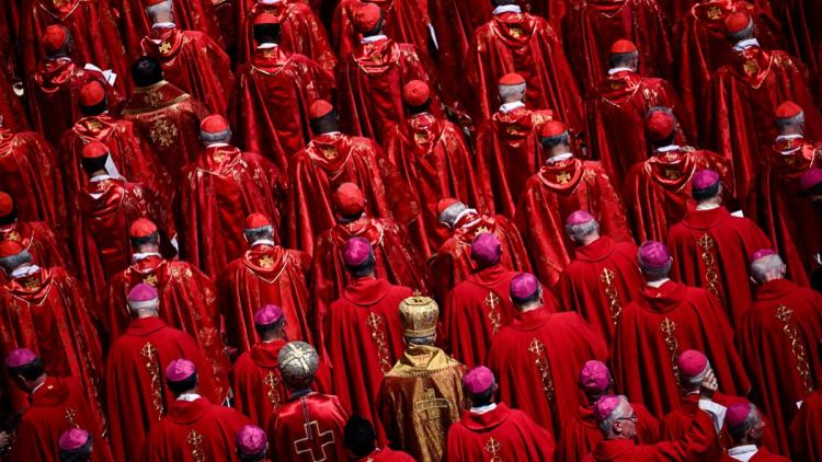 SUCCESSION DU PAPE FRANÇOIS : QUI SONT LES «PAPABILI», CES CARDINAUX CONSIDÉRÉS COMME FAVORIS POUR LUI SUCCÉDER ?