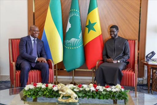 Le Président du Sénégal Bassirou Dioumaye Faye accueilli à l’aéroport de Libreville par le Président élu Brice Clotaire Oligui Nguema