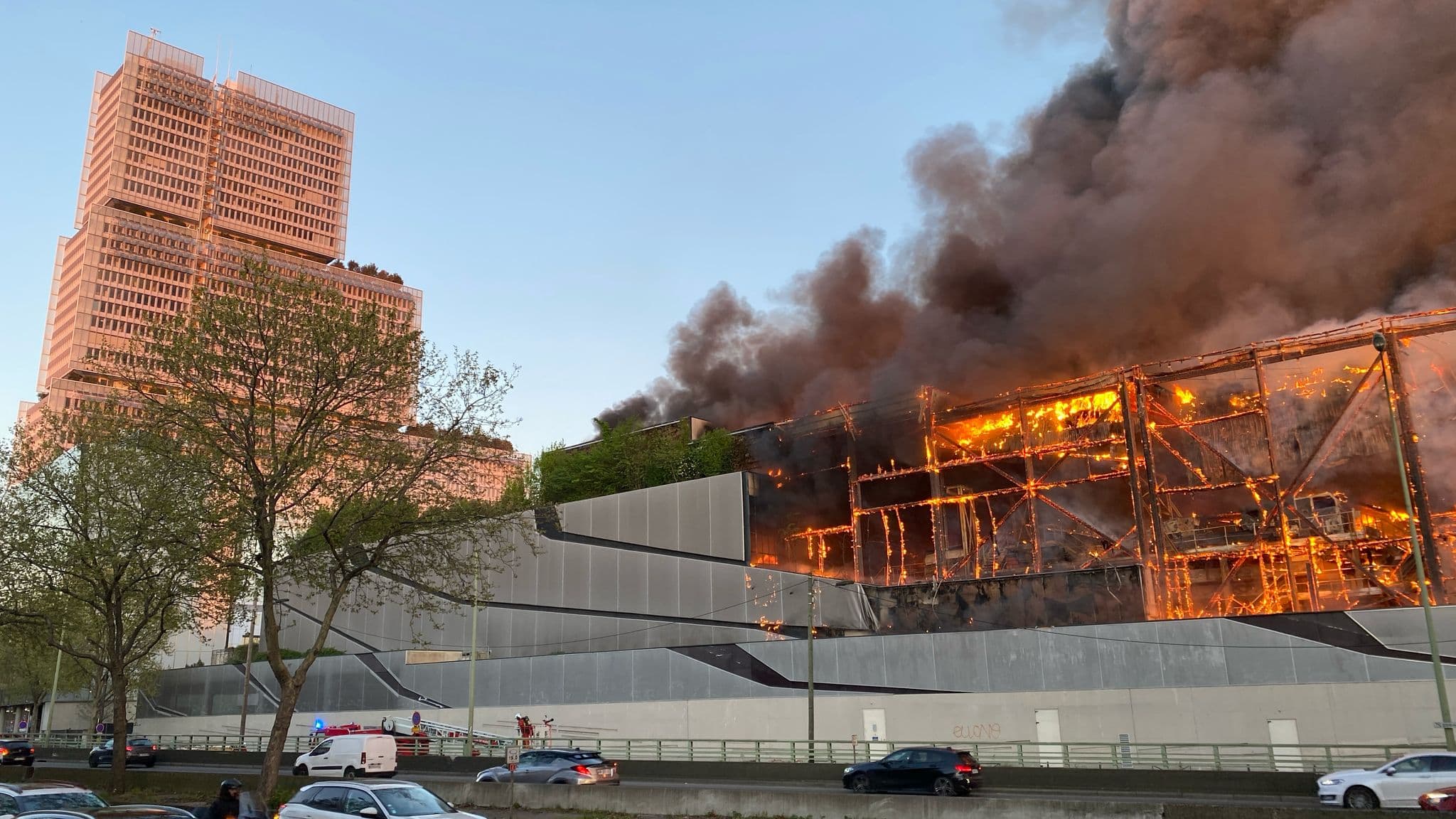 Incendie à Paris 17e : le périphérique fermé dans les deux sens, les pompiers appellent à éviter le secteur