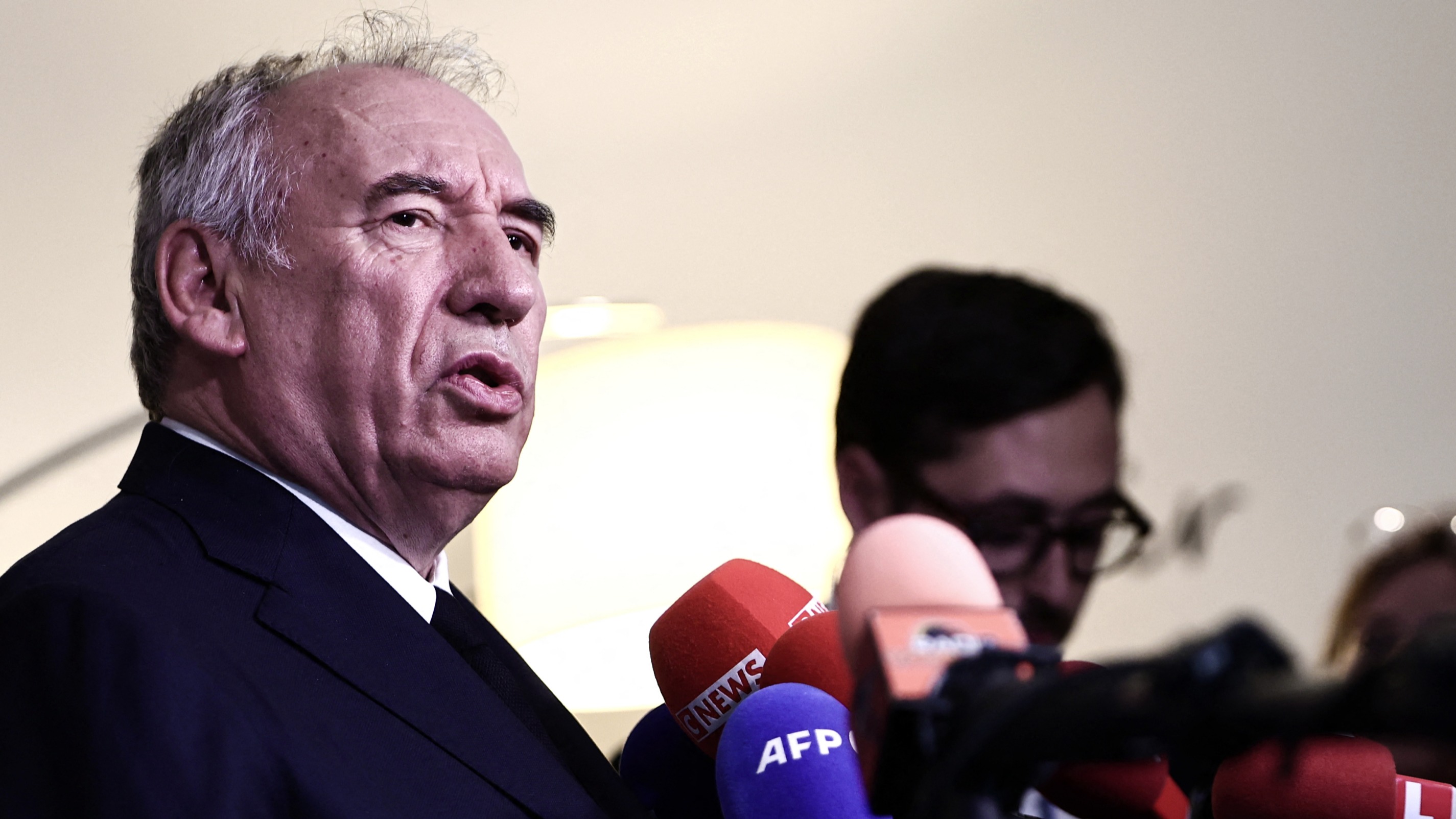 «CHAQUE SECONDE, LA DETTE DE LA FRANCE AUGMENTE DE 5.000 EUROS» : FRANÇOIS BAYROU S'ADRESSE AUX FRANÇAIS SUR YOUTUBE