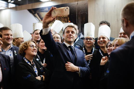 « Demain, rien ne nous dit que l’alimentation ne deviendra pas une arme » : au Salon de l’agriculture, les alertes de Macron