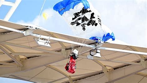 Parachutiste suspendu dans le vide au Stadium : le beau geste du président de l’EPCR, qui invite la victime à une prochaine rencontre