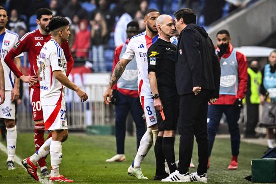 Ligue 1 : l’entraîneur de l’OL risque plusieurs mois de suspension pour s’en être pris à l’arbitre du match face à Brest