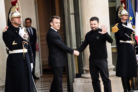 Emmanuel Macron promet 2 milliards d’euros d’aide militaire à l’Ukraine