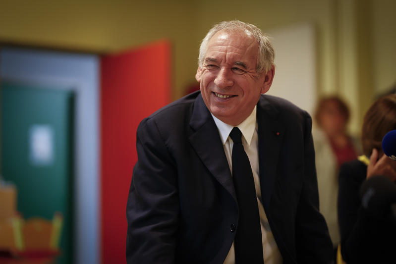 « Bye bye, Bayrou ! » : dans toute la France, des « pots de départ » s’organisent devant les mairies