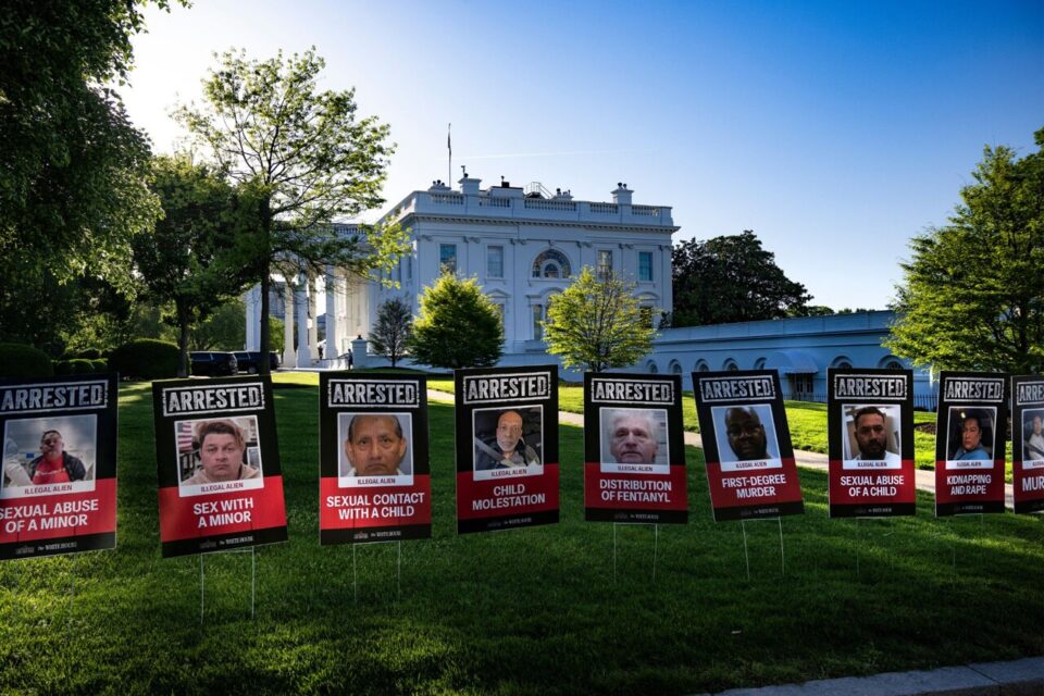 Pour fêter ses 100 jours à la Maison-Blanche, Donald Trump affiche 100 photos de migrants expulsés