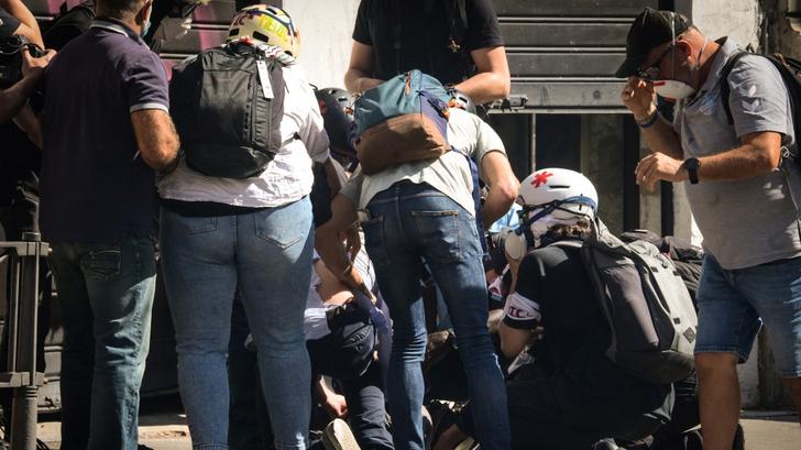 Un journaliste blessé dans une manif à Lyon, ses collègues de France TV mettent en cause les « forces de l’ordre »