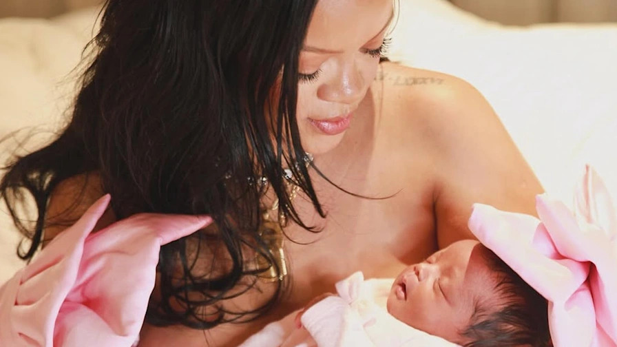 Rihanna (37 ans) a donné naissance à son troisième enfant et dévoile le sexe et le prénom