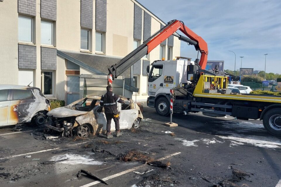 Cinq voitures incendiées dans la nuit à Caen, sur le parking d'un service pénitentiaire