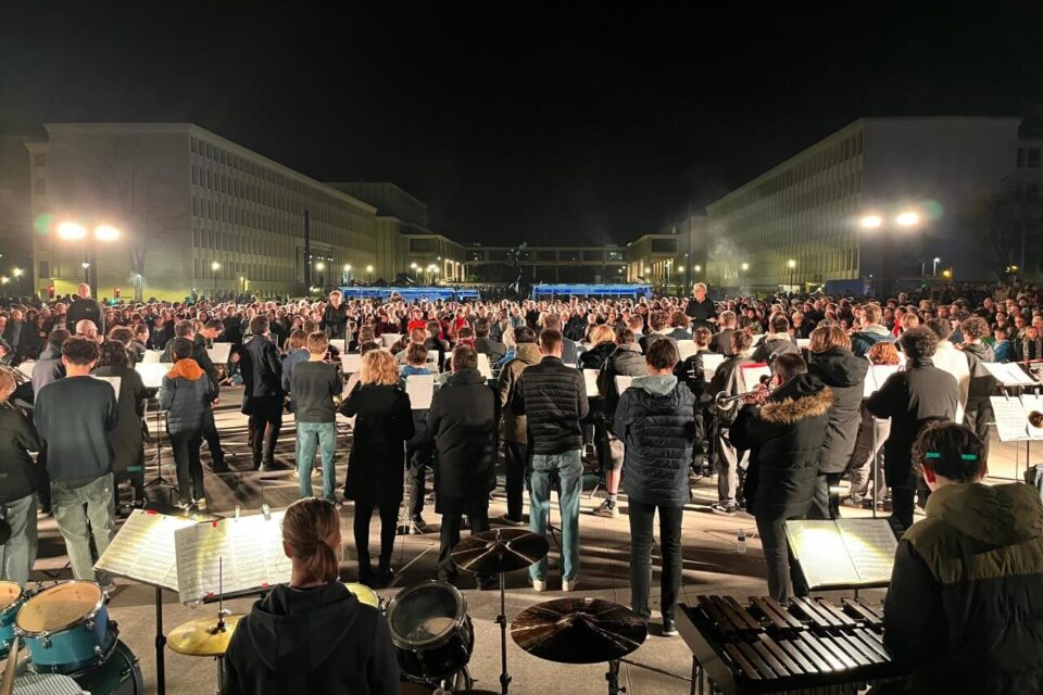 C’est parti pour le Millénaire de Caen : spectacle de feu, fresque géante et foule au château