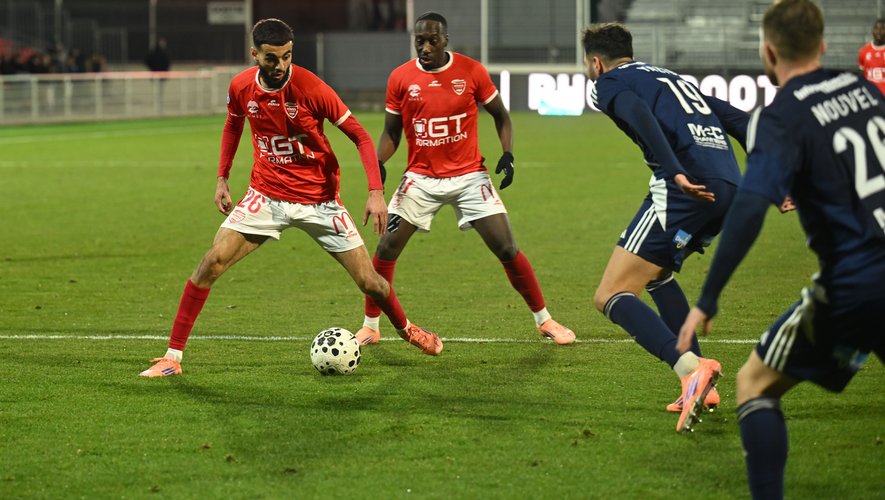 La passe de trois victoires, à quatre points du leader : la grosse opération de Nîmes Olympique à Bobigny (2-0)