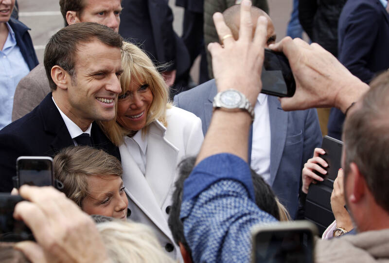 Fake news sur Brigitte Macron, nouvelle munition des Russes… et des Américains, par Daniel Schneidermann