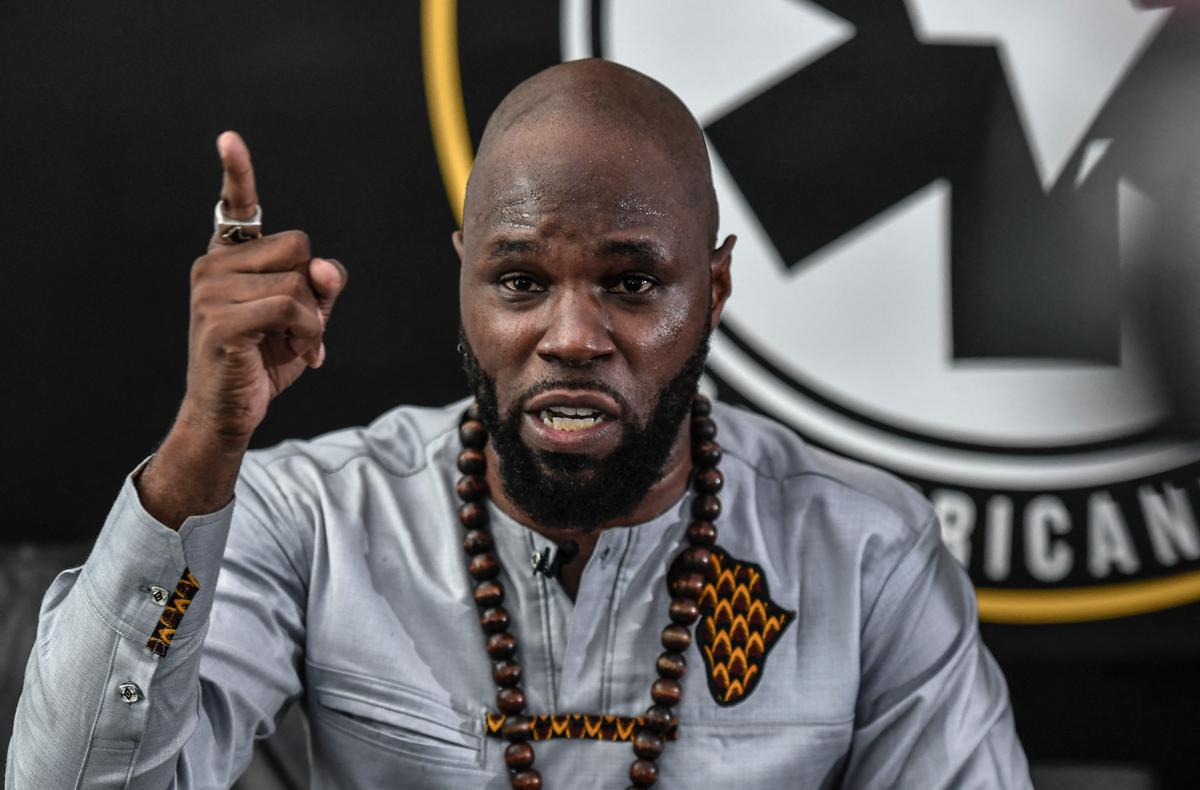 Kemi Seba, influenceur de sa nationalité française  arrêté en Afrique du Sud .